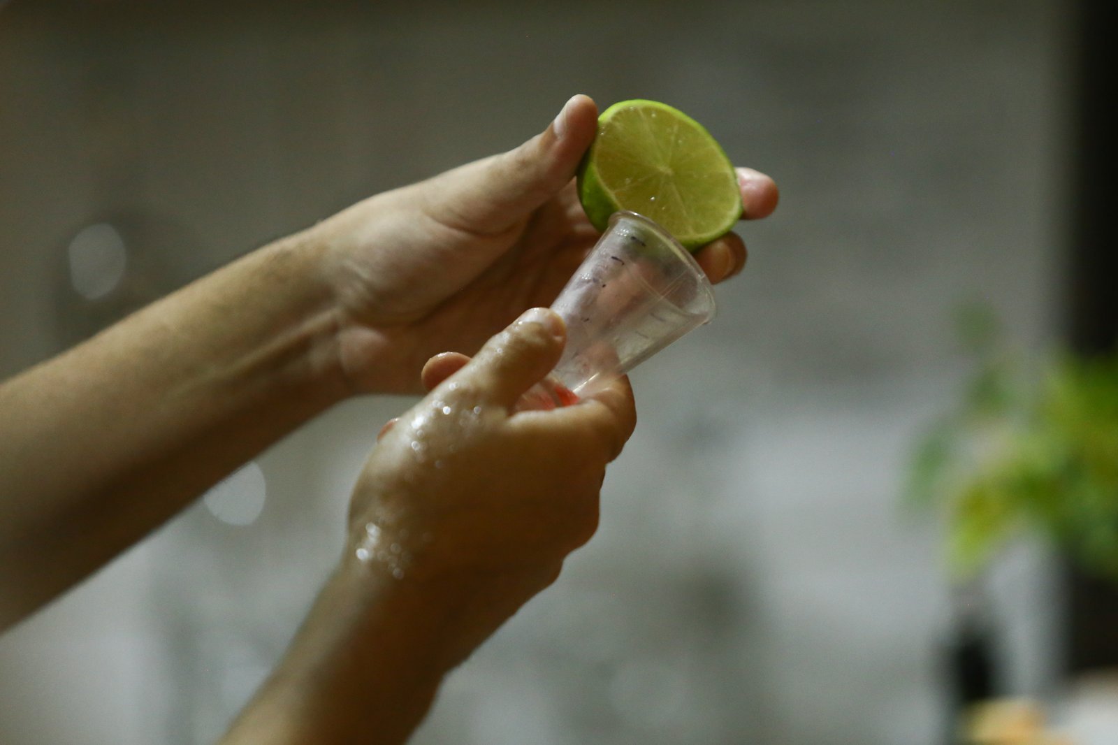 Coquetel tropical com frutas da estação, flores e cachaça envelhecida