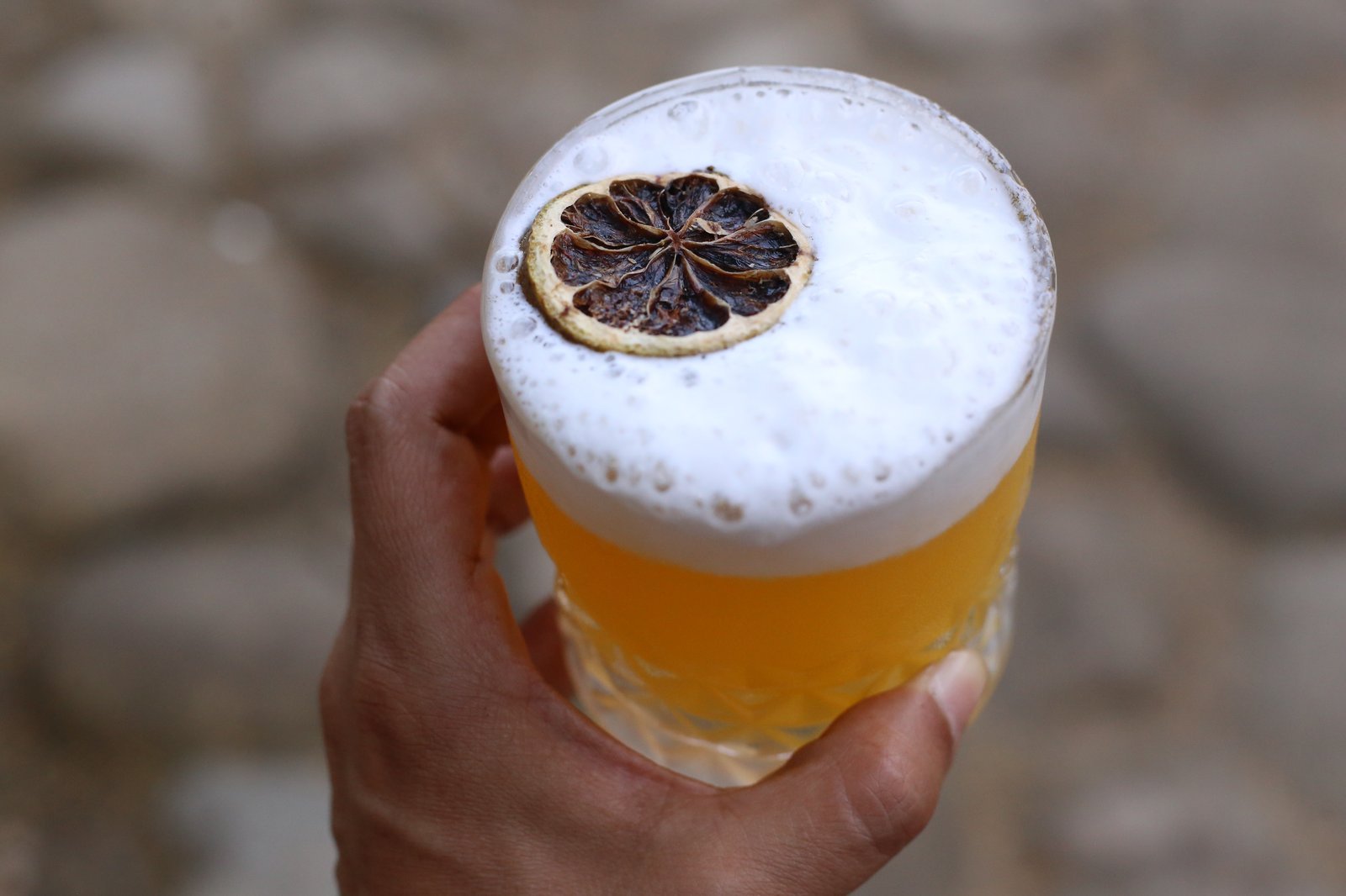 Drink autoral com cachaça, espuma de gengibre e limão desidratado