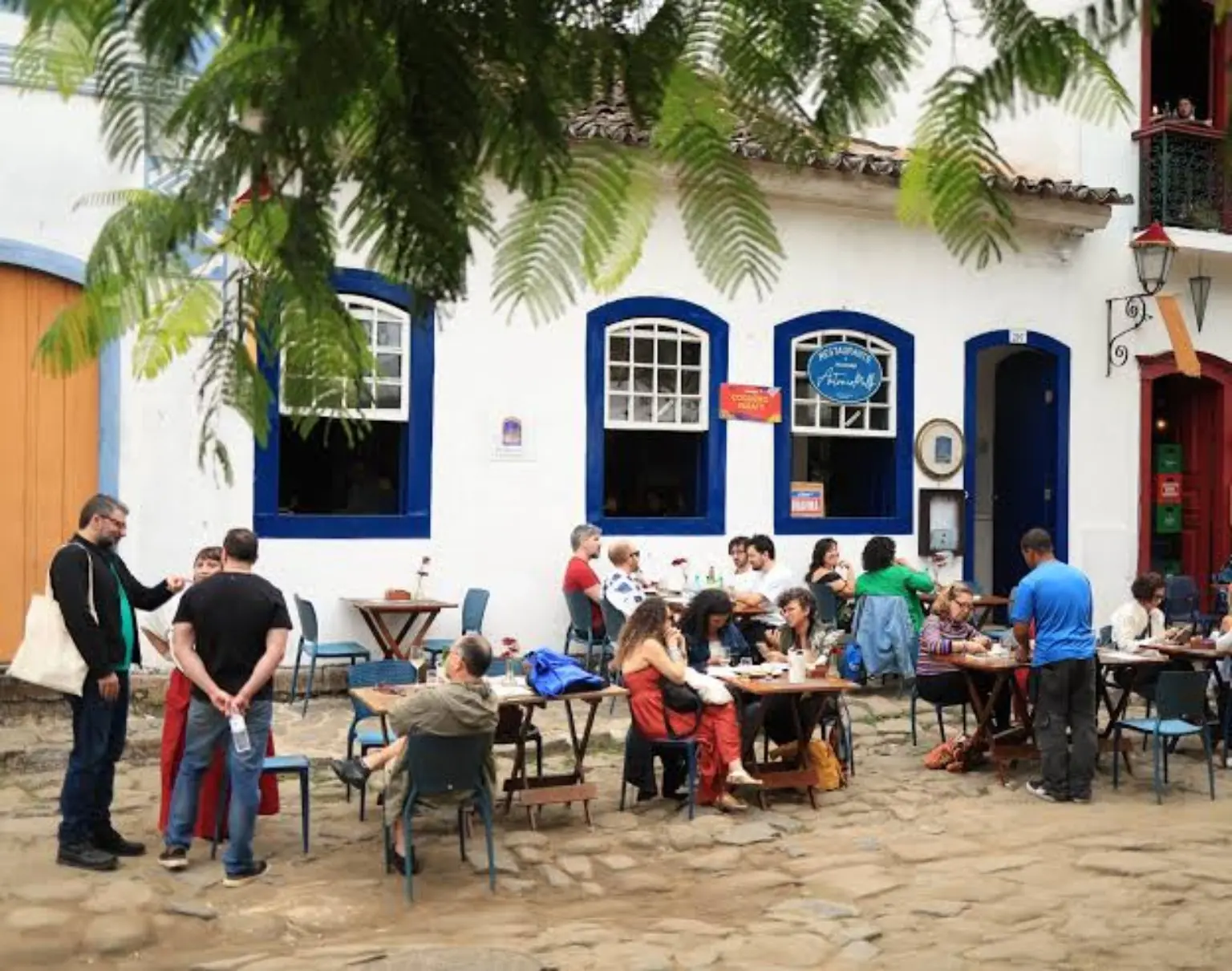 Restaurante e mesas na Praça da Matriz
