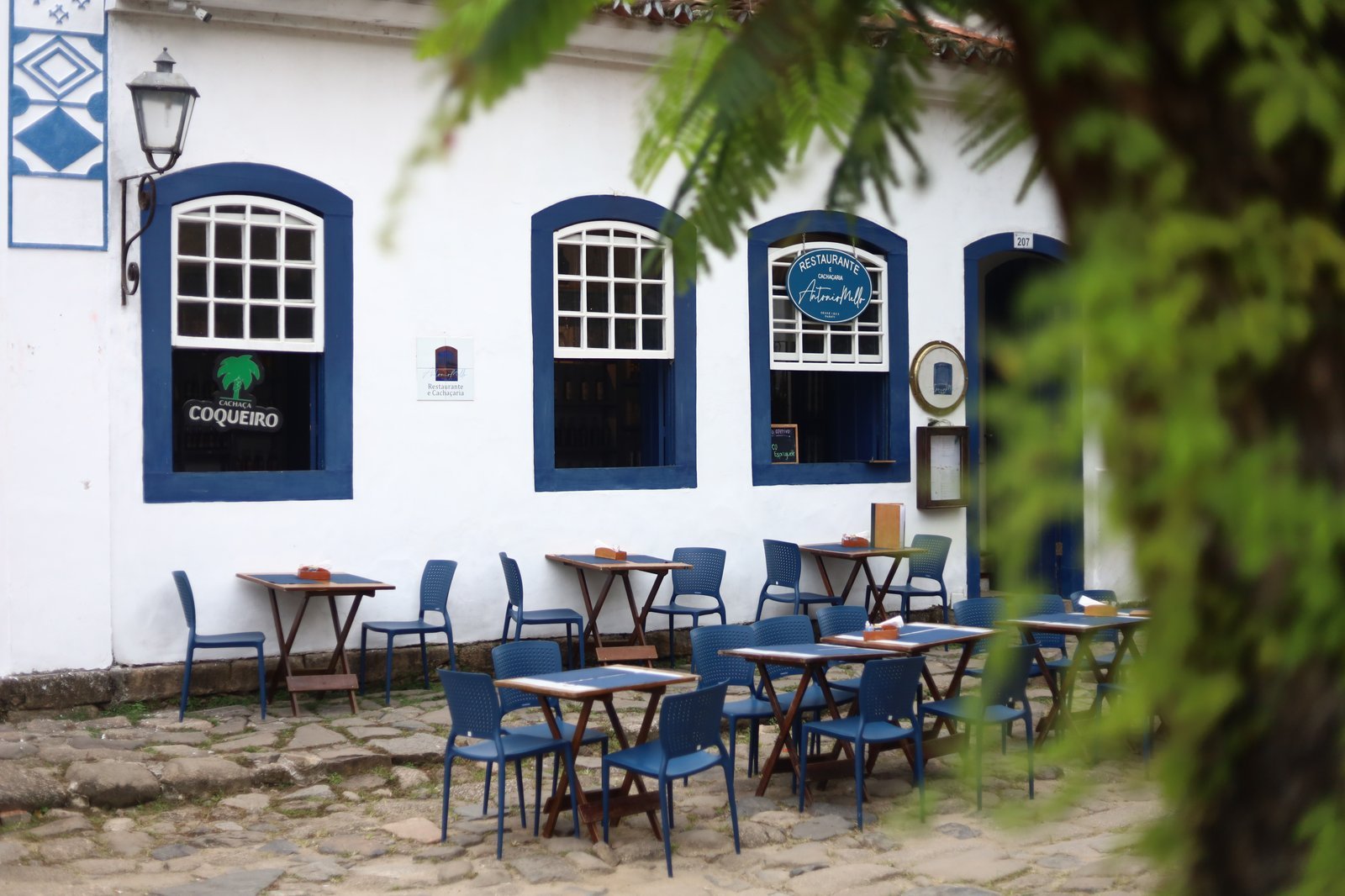 Restaurante Alambique Antonio Mello com mesas externas na Praça da Matriz