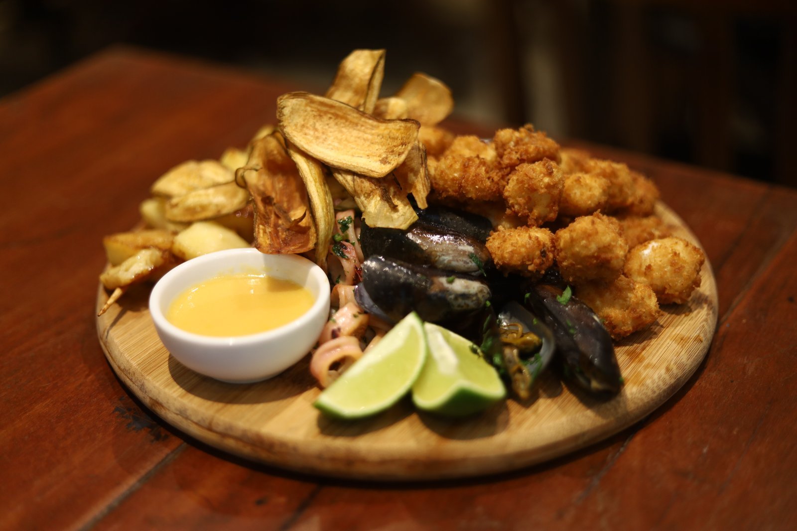 Tábua de frutos do mar com camarões, lulas e mexilhões