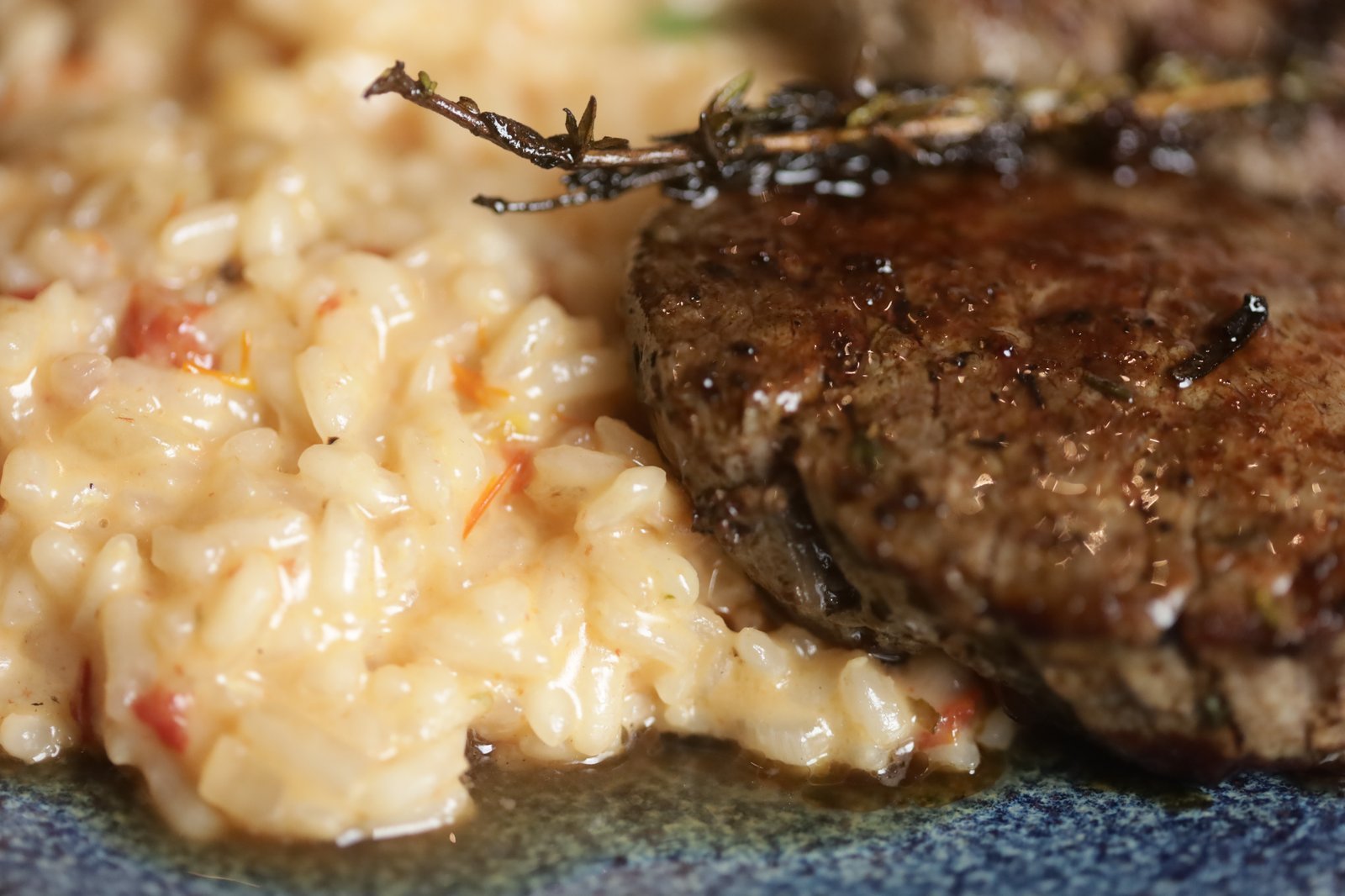Medalhão de filé mignon com molho de vinho e risoto cremoso