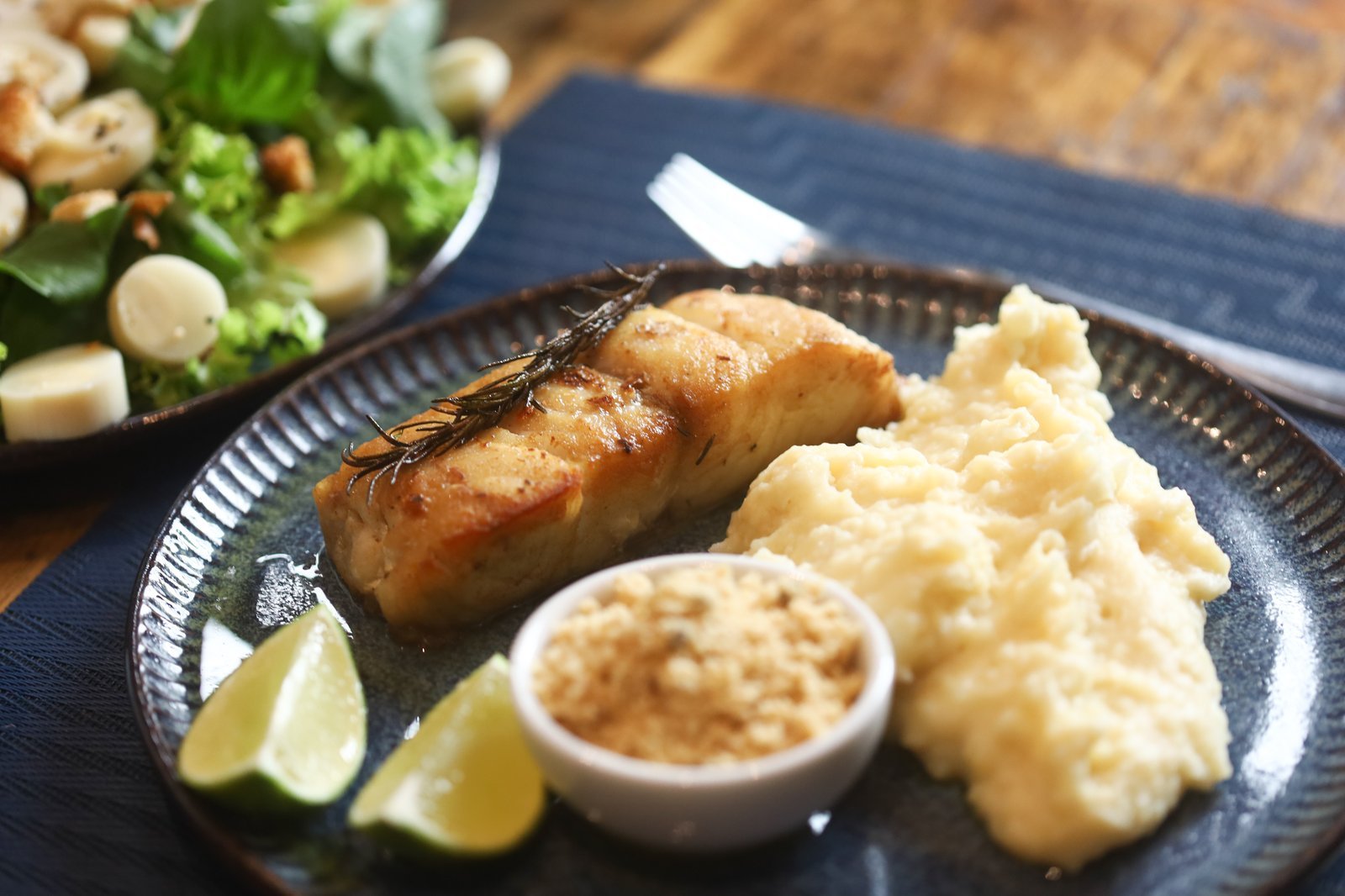 Filé de peixe grelhado com purê de banana-da-terra e farofa de castanha
